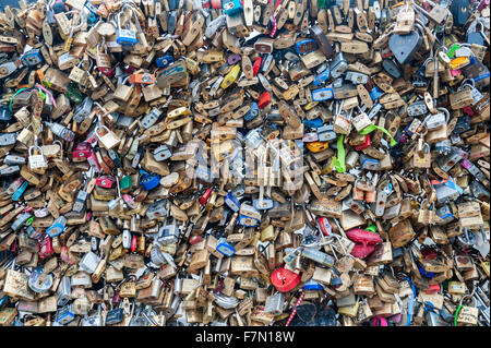 Die Tradition der verlassen Pad Sperren auf einer Brücke, Liebe und Erinnerungen zu vertreten Stockfoto