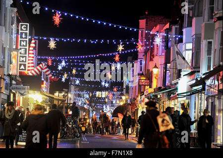 Brighton UK 27. November 2015 - Weihnachtsbeleuchtung und Shopper in Gardner Street im Bereich North Laine Brighton Foto genommen von Simon Dack Stockfoto