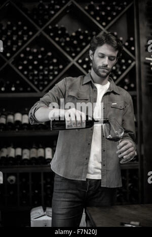 Sommelier strömenden Glas Wein Stockfoto