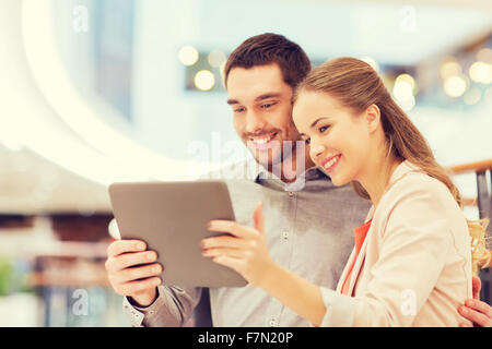 Brautpaar mit Tablet-pc unter Selfie in der mall Stockfoto