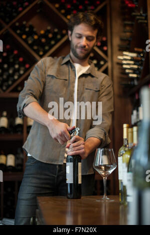 Sommelier uncorking Flasche Wein Stockfoto