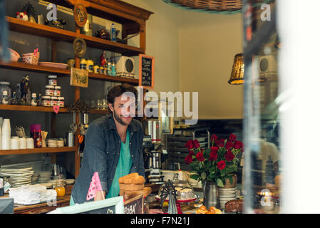 Ladenbesitzer Tresen im Café Stockfoto