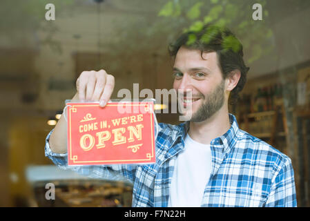 Geschäftsmann Eröffnung Shop für Unternehmen Stockfoto