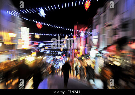 Brighton UK 27. November 2015 - Weihnachtsbeleuchtung und Shopper in Gardner Street im Bereich North Laine Brighton Foto genommen von Simon Dack Stockfoto