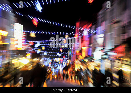 Brighton UK 27. November 2015 - Weihnachtsbeleuchtung und Shopper in Gardner Street im Bereich North Laine Brighton Foto genommen von Simon Dack Stockfoto