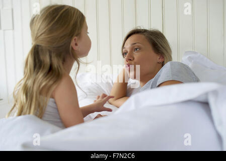 Mutter und Tochter Grimassen Stockfoto