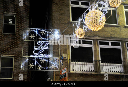 Brighton UK 27. November 2015 - Weihnachtsbeleuchtung am Eingang zum The Lanes in Brighton Stockfoto