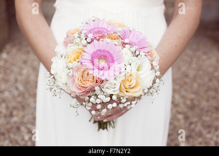 Braut hält Blumenstrauss, beschnitten Stockfoto