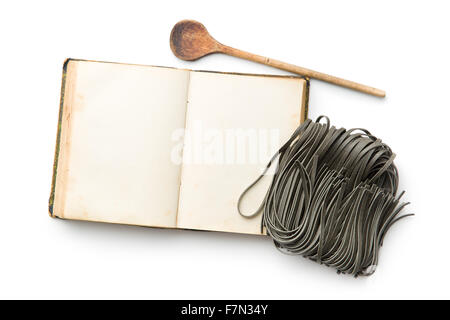 Kochbuch und schwarzen Nudeln mit, Sepia-Tintenfischtinte auf weißem Hintergrund Stockfoto