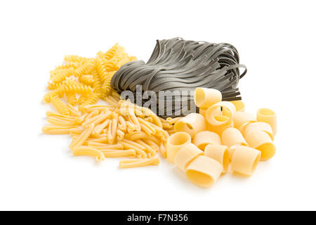 verschiedene Nudeln auf weißem Hintergrund Stockfoto