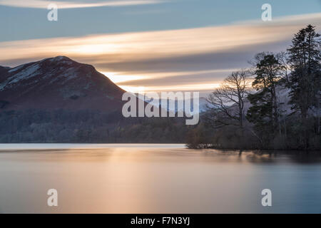Sonnenuntergang über Catbells und Derwent Water November 2015 Stockfoto