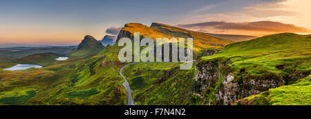 Panorama der Quiraing Berge Sonnenuntergang auf Isle Of Skye, schottische Highlands, Vereinigtes Königreich Stockfoto