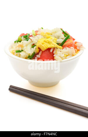 hausgemachte gebratene Reis mit Tomaten und Ei mit Chop sticks auf weiß mit Beschneidungspfad vertikale Stockfoto