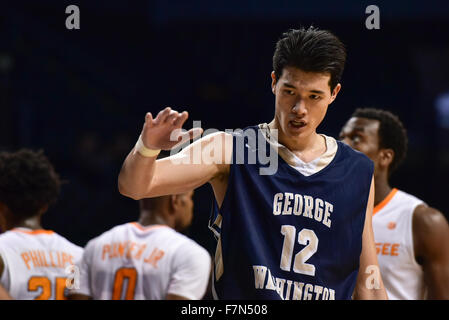 Brooklyn, New York City, USA. 27. November 2015. Yuta Watanabe (George Washington) NCAA: NCAA Männer Basketball Barclays Center klassische Spiel zwischen George Washington Colonials 73-70 Tennessee Volunteers bei Barclays Center in Brooklyn, New York City, Vereinigte Staaten. © Hiroaki Yamaguchi/AFLO/Alamy Live-Nachrichten Stockfoto