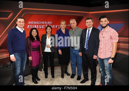 Köln, Deutschland. 1. Dezember 2015. Gäste von Paul Ziemiak (L-R), Jasmin Taylor, Sandra Maischberger, Simone Peter, Beq Zeqiri, Dr. Dilovan Alnouri und Majd al Hosaini auf die ARD-Talkshow "Menschen Bei Maischberger" zum Thema "der Flüchtling-Stunde: jetzt wir reden!" in Köln, Deutschland, 1. Dezember 2015. Foto: Horst Galuschka - NO-Draht-SERVICE-/ Dpa/Alamy Live News Stockfoto