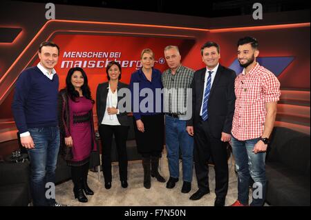 Köln, Deutschland. 1. Dezember 2015. Gäste von Paul Ziemiak (L-R), Jasmin Taylor, Sandra Maischberger, Simone Peter, Beq Zeqiri, Dr. Dilovan Alnouri und Majd al Hosainion der ARD-Talkshow "Menschen Bei Maischberger" zum Thema "der Flüchtling-Stunde: jetzt wir reden!" in Köln, Deutschland, 1. Dezember 2015. Foto: Horst Galuschka - NO-Draht-SERVICE-/ Dpa/Alamy Live News Stockfoto