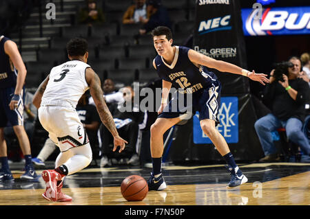 Brooklyn, New York City, USA. 28. November 2015. Yuta Watanabe (George Washington) NCAA: NCAA Männer Basketball Barclays Center Classic Championship Spiel zwischen George Washington Colonials 56-61 Cincinnati Bearcats Barclays Center in Brooklyn, New York City, Vereinigte Staaten. © Hiroaki Yamaguchi/AFLO/Alamy Live-Nachrichten Stockfoto