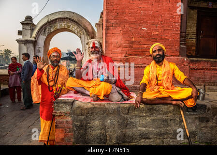 Drei Shaiva Sadhus (Heilige Männer) in traditioneller Kleidung in alten Pashupatinath Tempel Stockfoto