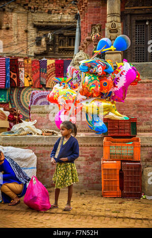 Junges Mädchen verkauft Luftballons in der Straße von Kathmandu Stockfoto