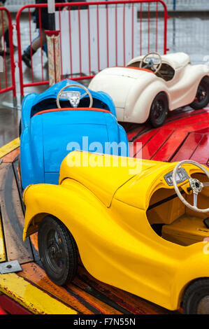 Chidrens Farbe Autos auf einem Messegelände-Fahrt Stockfoto