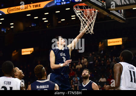 Brooklyn, New York City, USA. 28. November 2015. Yuta Watanabe (George Washington) NCAA: NCAA Männer Basketball Barclays Center Classic Championship Spiel zwischen George Washington Colonials 56-61 Cincinnati Bearcats Barclays Center in Brooklyn, New York City, Vereinigte Staaten. © Hiroaki Yamaguchi/AFLO/Alamy Live-Nachrichten Stockfoto
