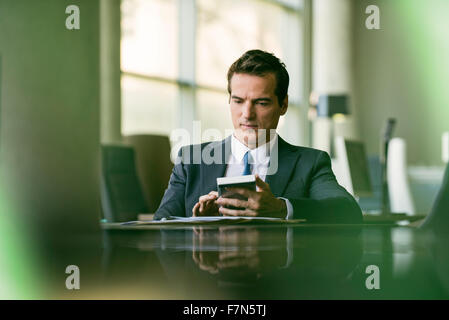 Geschäftsmann mit Taschenrechner Stockfoto