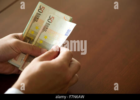 Hände, die fünfzig Euro-Banknoten zählen Stockfoto