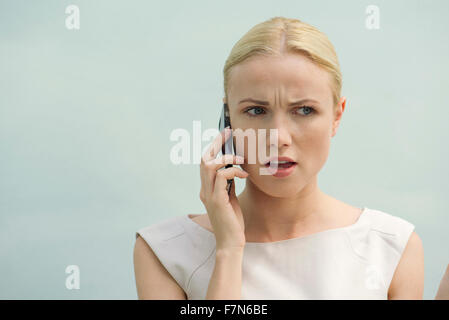 Frau erhält schlechte Nachrichten auf Handy Stockfoto