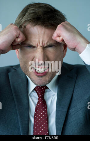 Geschäftsmann, ballte die Fäuste im Zorn Stockfoto
