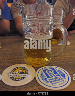 Oktoberfest in München, Bayern, Deutschland, Stein und zwei Bierdeckel Stockfoto