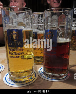 Oktoberfest in München, Bayern, Deutschland, drei Bier Stockfoto