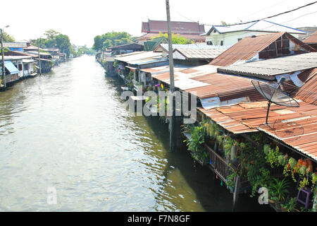 Holzhäusern entlang der Grachten in Thailand Stockfoto