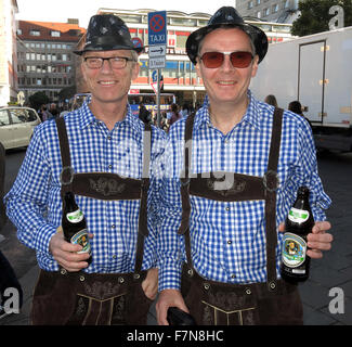 Oktoberfest in München, Bayern, Deutschland. Zwei Touristen in Lederhosen, Stockfoto