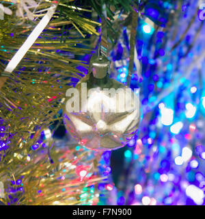 am alten Weihnachtsbaum Spielzeug in eine Glaskugel mit einem Stern. Anfang des 20. Jahrhunderts. Stockfoto