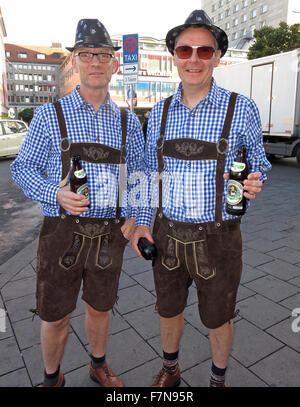 Oktoberfest in München, Bayern, Deutschland. Zwei Touristen in Lederhosen, Stockfoto