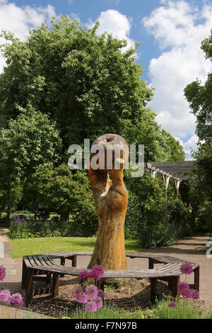 Sir Isaac Newton aus Holz Hand und Apple Skulpturenpark, Wyndham, Grantham, Lincolnshire, UK Stockfoto