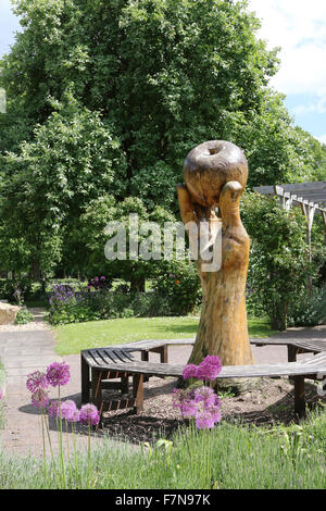 Sir Isaac Newton aus Holz Hand und Apple Skulpturenpark, Wyndham, Grantham, Lincolnshire, UK Stockfoto