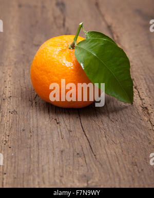 Gut gewachsene Mandarine mit Blatt Stockfoto