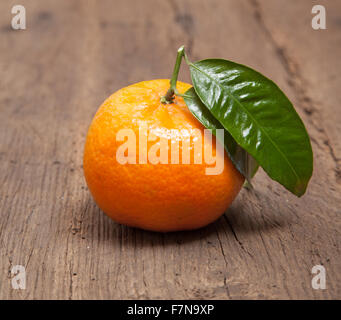 Gut gewachsene Mandarine mit Blatt Stockfoto