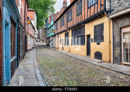 Tudor Fachwerkhäusern und Kopfsteinpflaster in Norwich, Norfolk Stockfoto