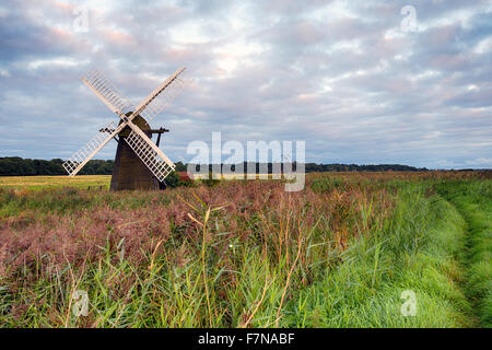 Bewölkten Sonnenuntergang am Herringfleet Windmühle in Suffolk Stockfoto