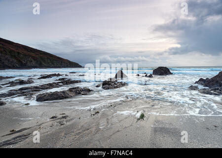 Ein bewölkter Tag am Hemmick Strand an der südlichen Küste von Cornwall Stockfoto