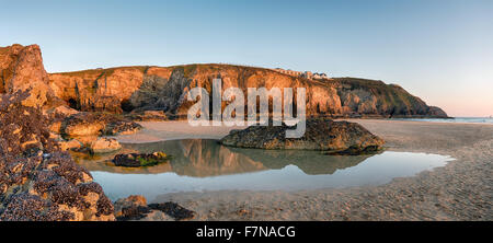 Hohen Klippen und Fels-Pools bei Ebbe am Strand von Perranporth an der Küste von Cornwall Stockfoto