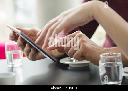 Paar mit digital-Tablette zusammen im Café, beschnitten Stockfoto