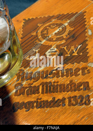 Augustiner Brau Munchen Tisch auf dem Oktoberfest, München, Bayern, Deutschland Stockfoto