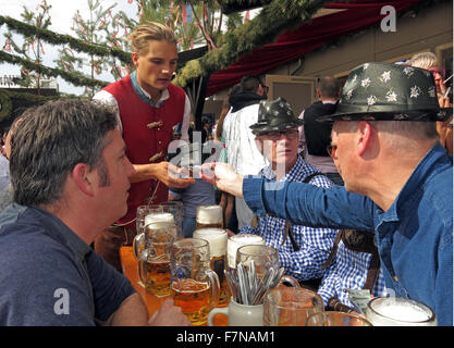 Bezahlung für Bier, Tisch mit Männern beim Oktoberfest, München, Bayern, Deutschland Stockfoto