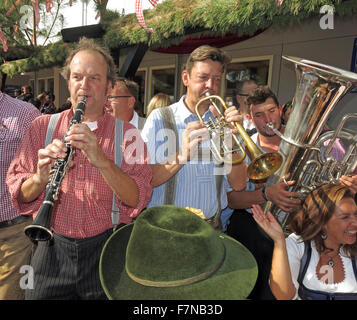 Garten Szenen am Münchner Oktoberfest-Bierfest Stockfoto