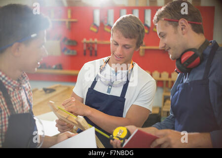 Tischler Holz in Werkstatt messen Stockfoto