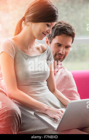 Paar gemütlich zusammen auf Sofa mit Laptop-computer Stockfoto