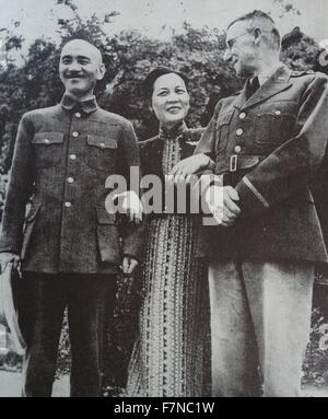 Foto von den Führern des neuen China mit ihren amerikanischen Verbündeten. Von links nach rechts: Chiang Kai-Shek, Madame Chiang Kai-Shek und datierter-General Joseph Stilwell. Datiert 1941 Stockfoto